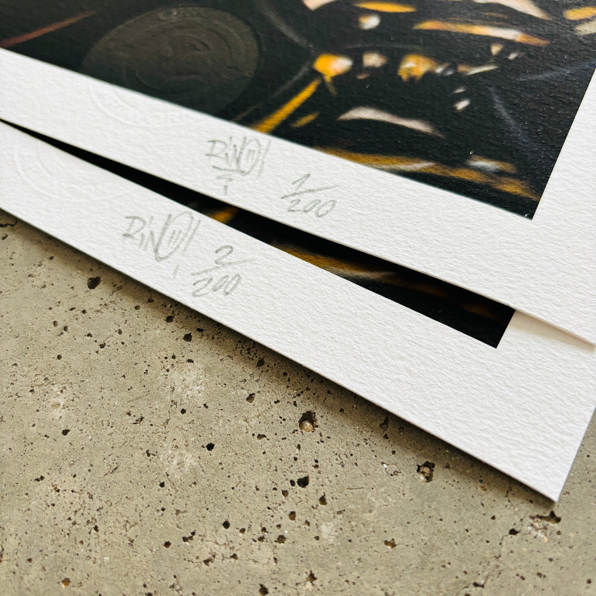 Nahaufnahme der handschriftlichen Signatur und der exklusiven Künstlerprägung von Daniel Ferino auf einem limitierten Print.