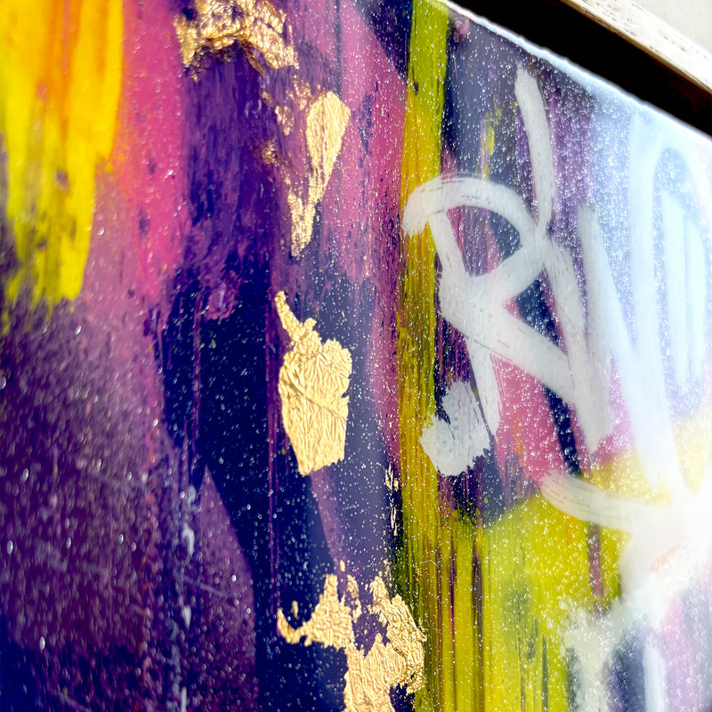 Nahaufnahme der Blattgold-Veredelung und Klarlack-Versiegelung des Werks Gold Feeling.