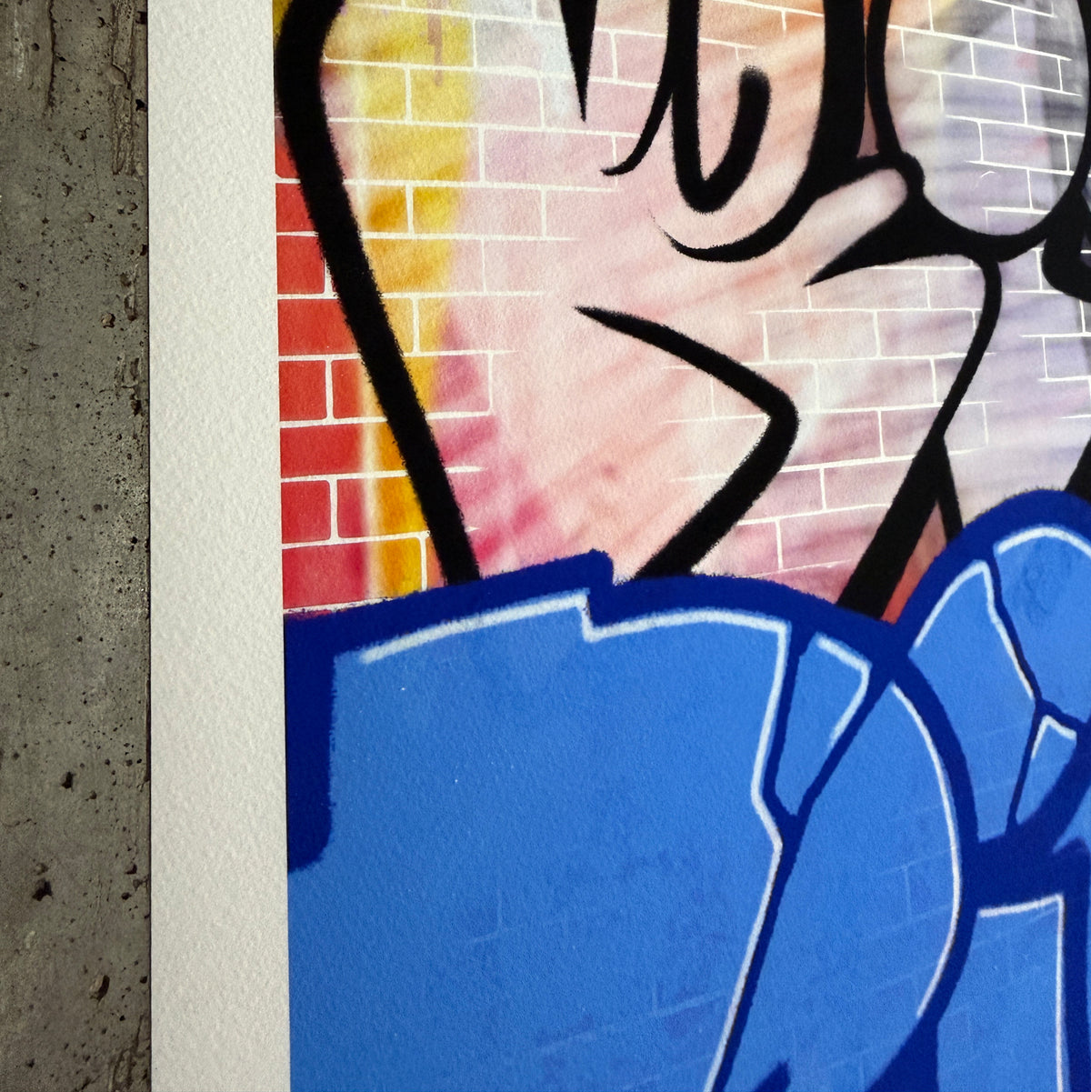 Detailaufnahme des Graffiti-Motivs auf der strukturierten Oberfläche des Hahnemühle Künstlerpapiers.