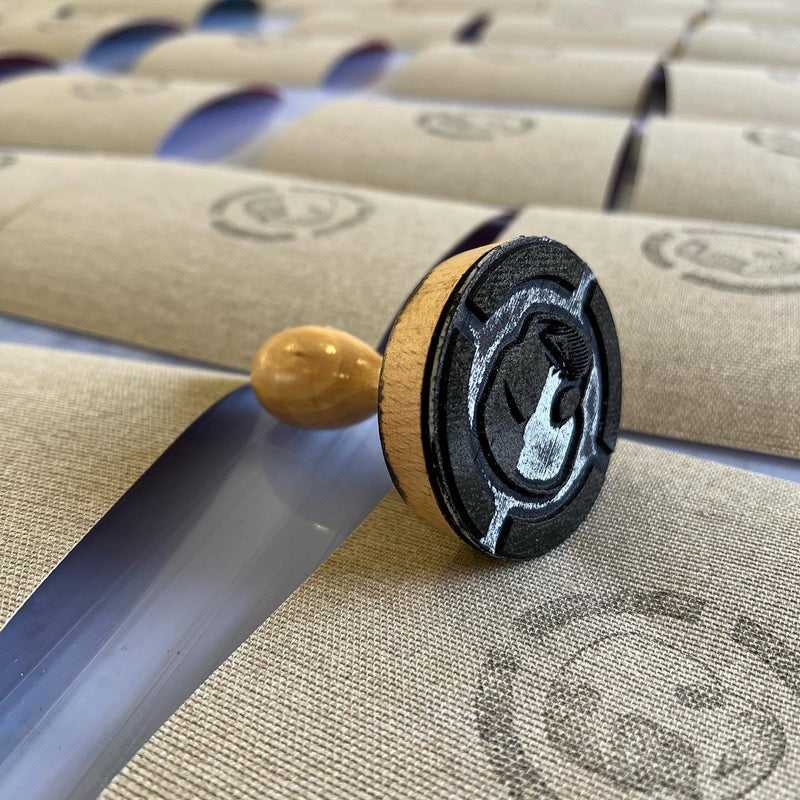 Detailansicht der Rückseite des 15x15cm Leinwandstücks mit Künstler-Stempel zur Verifizierung.